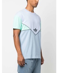 hellblaues T-Shirt mit einem Rundhalsausschnitt von adidas