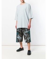 hellblaues T-Shirt mit einem Rundhalsausschnitt von Homme Plissé Issey Miyake