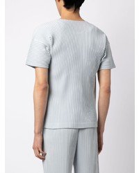 hellblaues T-Shirt mit einem Rundhalsausschnitt von Homme Plissé Issey Miyake