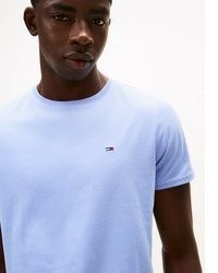 hellblaues T-Shirt mit einem Rundhalsausschnitt von Tommy Jeans