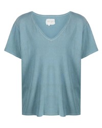 hellblaues T-Shirt mit einem V-Ausschnitt von Greg Lauren