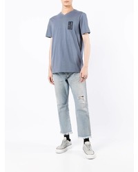 hellblaues T-Shirt mit einem V-Ausschnitt von Armani Exchange