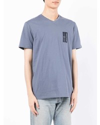 hellblaues T-Shirt mit einem V-Ausschnitt von Armani Exchange