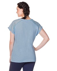 hellblaues T-Shirt mit einem V-Ausschnitt von SHEEGO CASUAL