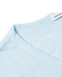 hellblaues T-Shirt mit einem V-Ausschnitt von James Perse