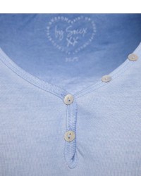 hellblaues T-Shirt mit einem V-Ausschnitt von SOCCX