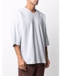 hellblaues T-Shirt mit einem V-Ausschnitt von Homme Plissé Issey Miyake