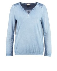 hellblaues T-shirt mit einer Knopfleiste von Esprit
