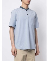 hellblaues T-shirt mit einer Knopfleiste von Giorgio Armani