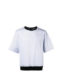 hellblaues vertikal gestreiftes T-Shirt mit einem Rundhalsausschnitt