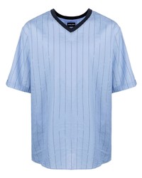 hellblaues vertikal gestreiftes T-Shirt mit einem V-Ausschnitt von Giorgio Armani
