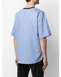 hellblaues vertikal gestreiftes T-Shirt mit einem V-Ausschnitt von Giorgio Armani
