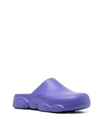 hellviolette klobige Leder Slipper von Moschino