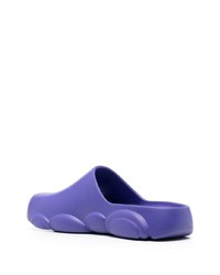 hellviolette klobige Leder Slipper von Moschino