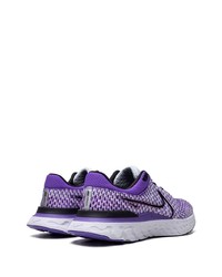 hellviolette Sportschuhe von Nike