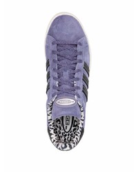 hellviolette Wildleder niedrige Sneakers von adidas