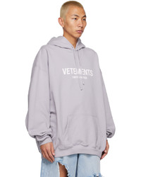 hellvioletter bedruckter Pullover mit einem Kapuze von Vetements