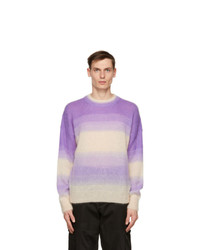 hellvioletter horizontal gestreifter Pullover mit einem Rundhalsausschnitt