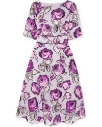 hellviolettes ausgestelltes Kleid mit Blumenmuster