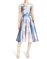 hellviolettes ausgestelltes Kleid