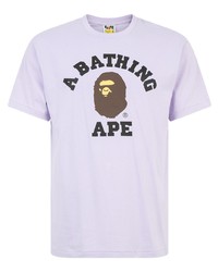 hellviolettes bedrucktes T-Shirt mit einem Rundhalsausschnitt von A Bathing Ape