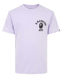 hellviolettes bedrucktes T-Shirt mit einem Rundhalsausschnitt von A Bathing Ape