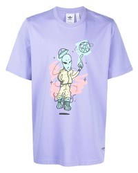 hellviolettes bedrucktes T-Shirt mit einem Rundhalsausschnitt von adidas