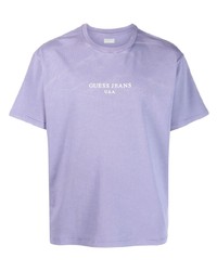 hellviolettes bedrucktes T-Shirt mit einem Rundhalsausschnitt von GUESS USA