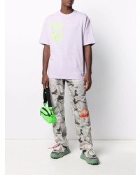 hellviolettes bedrucktes T-Shirt mit einem Rundhalsausschnitt von Nike