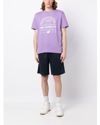 hellviolettes bedrucktes T-Shirt mit einem Rundhalsausschnitt von New Balance