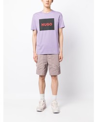 hellviolettes bedrucktes T-Shirt mit einem Rundhalsausschnitt von Hugo