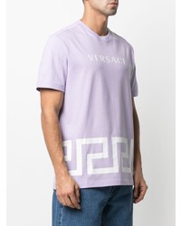 hellviolettes bedrucktes T-Shirt mit einem Rundhalsausschnitt von Versace