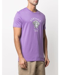 hellviolettes bedrucktes T-Shirt mit einem Rundhalsausschnitt von Versace