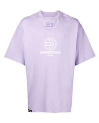 hellviolettes bedrucktes T-Shirt mit einem Rundhalsausschnitt von NAMESAKE