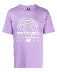 hellviolettes bedrucktes T-Shirt mit einem Rundhalsausschnitt von New Balance