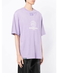 hellviolettes bedrucktes T-Shirt mit einem Rundhalsausschnitt von NAMESAKE