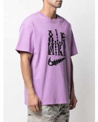 hellviolettes bedrucktes T-Shirt mit einem Rundhalsausschnitt von Nike