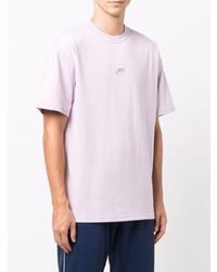 hellviolettes T-Shirt mit einem Rundhalsausschnitt von Nike