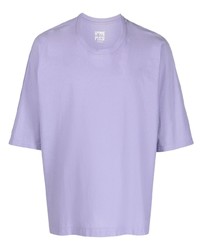 hellviolettes T-Shirt mit einem Rundhalsausschnitt von Homme Plissé Issey Miyake