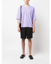 hellviolettes T-Shirt mit einem Rundhalsausschnitt von Homme Plissé Issey Miyake