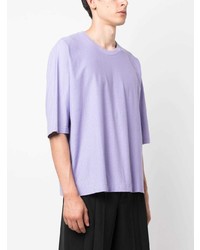 hellviolettes T-Shirt mit einem Rundhalsausschnitt von Homme Plissé Issey Miyake