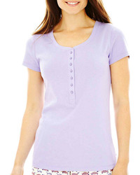 hellviolettes T-shirt mit einer Knopfleiste