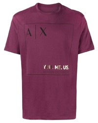 lila bedrucktes T-Shirt mit einem Rundhalsausschnitt von Armani Exchange