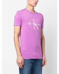 lila bedrucktes T-Shirt mit einem Rundhalsausschnitt von Calvin Klein
