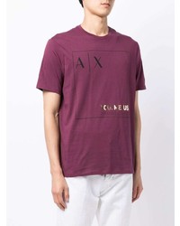 lila bedrucktes T-Shirt mit einem Rundhalsausschnitt von Armani Exchange