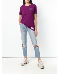 lila bedrucktes T-Shirt mit einem Rundhalsausschnitt von Tommy Jeans
