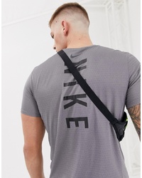 lila bedrucktes T-Shirt mit einem Rundhalsausschnitt von Nike Running