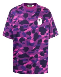 lila Camouflage T-Shirt mit einem Rundhalsausschnitt