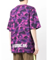 lila Camouflage T-Shirt mit einem Rundhalsausschnitt von A Bathing Ape