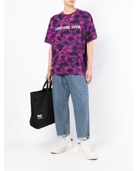 lila Camouflage T-Shirt mit einem Rundhalsausschnitt von A Bathing Ape